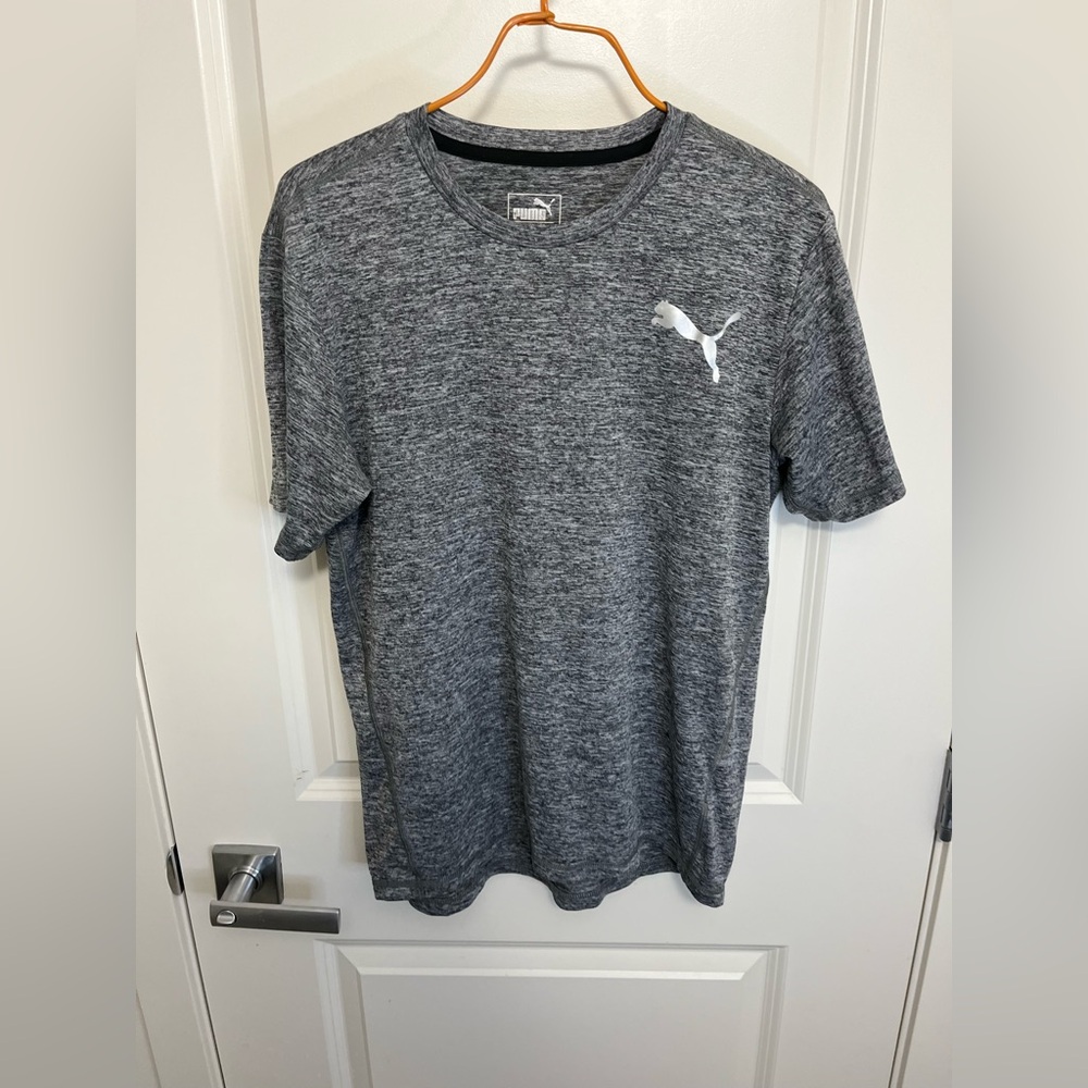 PUMA Men's Gray T-Shirt in size S